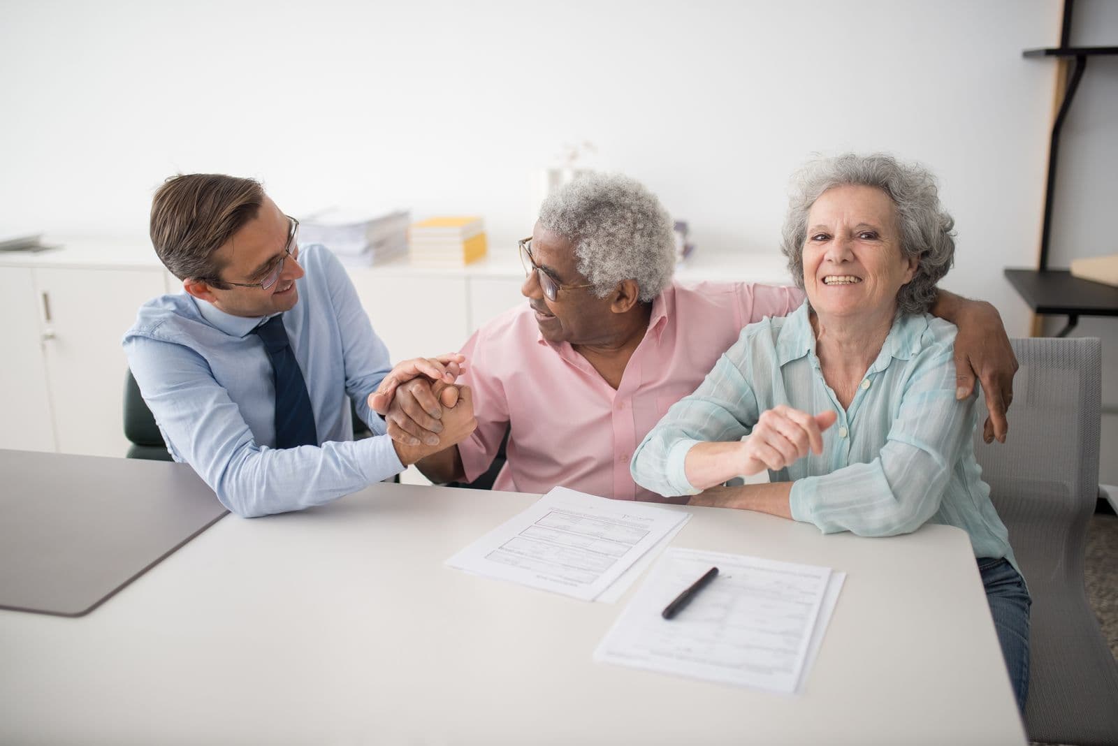 An advisor consulting clients at a desk